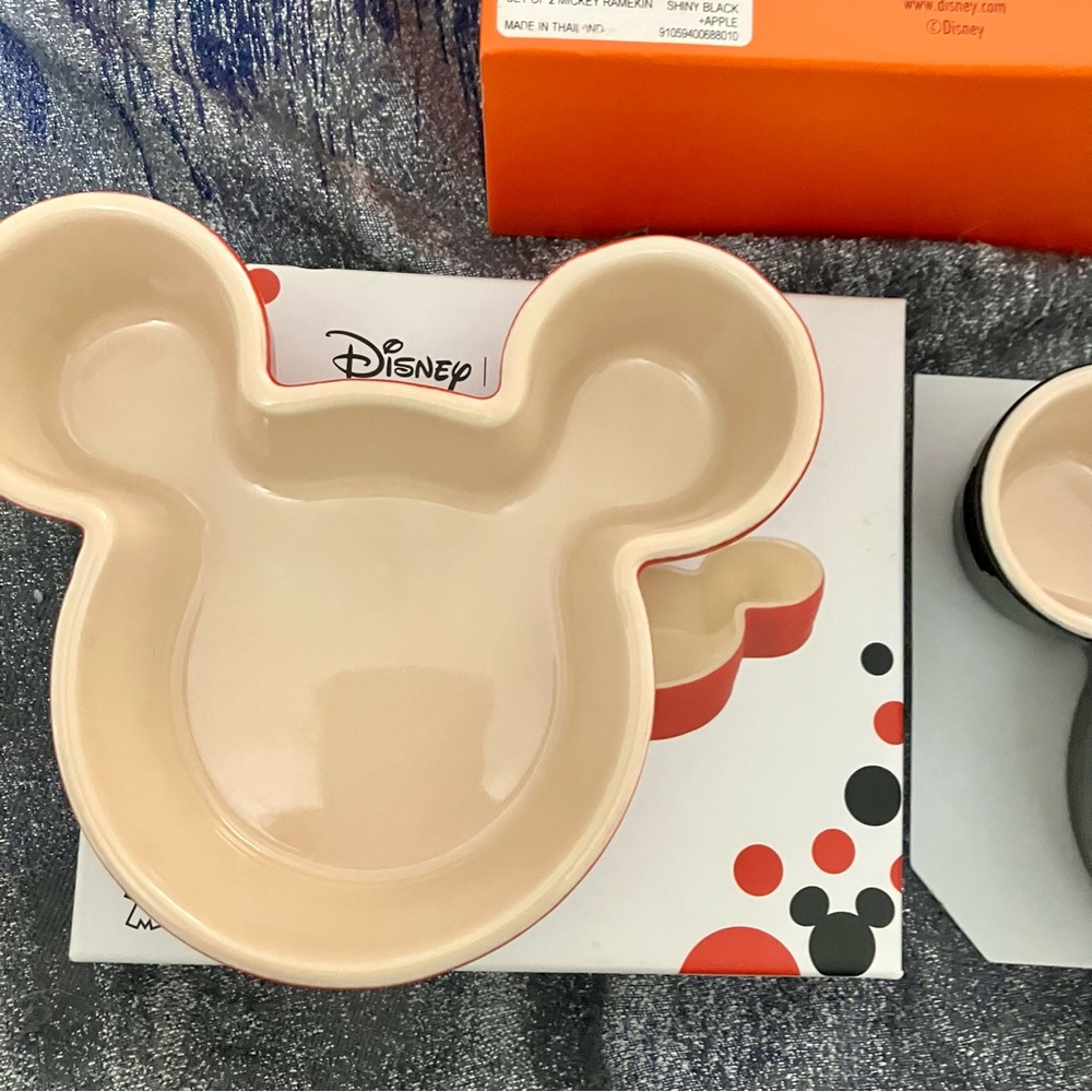 Le Creuset Disney Mickey Mouse Set 2 Stoneware Ramekins Black Red OvenDishwasher - Picture 7 of 10